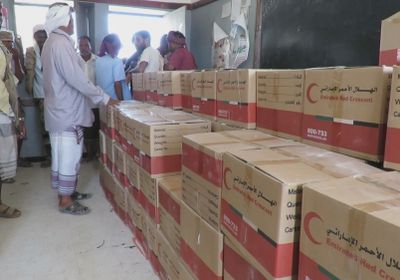 " الهلال الأحمر الإماراتي " يبدأ توزيع مساعداته الرمضانية في منطقة شقرة بمحافظة أبين" مصور 