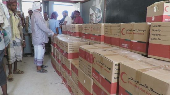 " الهلال الأحمر الإماراتي " يبدأ توزيع مساعداته الرمضانية في منطقة شقرة بمحافظة أبين" مصور 
