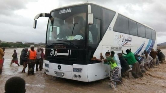  عملية انقاذ لحافلة نقل جماعي في ميفع حجر بحضرموت