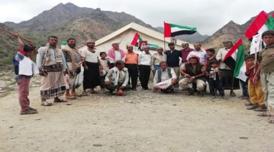الهلال الأحمر الاماراتي يزور منطقة حطاط بيافع ويعد بتلبية احتياجاتها تعليميا 