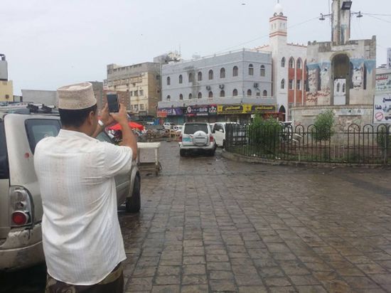 شاهد بالصور... هكذا أصبحت مدينة كريتر عشية ليلة ماطرة