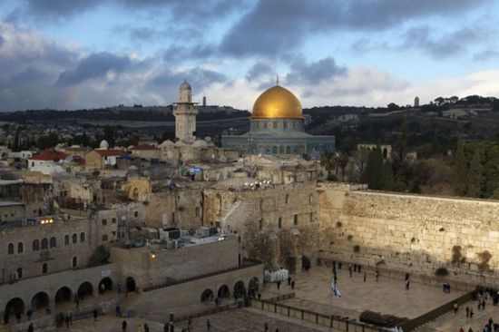  وسط اجراءات أمنية مشددة الفلسطينيون يؤدون صلاة الجمعة في القدس 