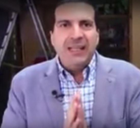 عمرو خالد يحذف فيديو "إعلان الدجاج" بعد ضجة كبيرة وموجة تعليقات ساخرة