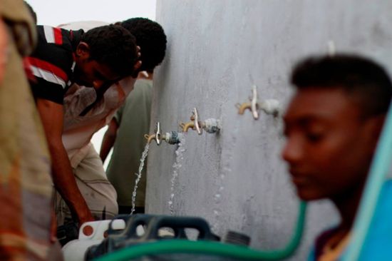 الحوثيون يفجرون خزانات تجميع المياه الوحيد في حيس بالحديدة