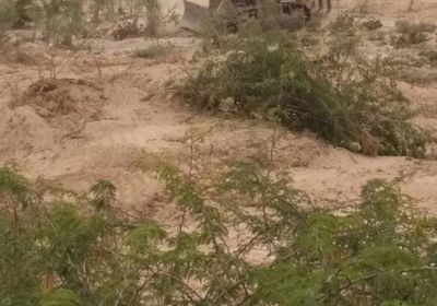 لجنة طوارئ إعصار ماكونو بالمهرة  تقوم بإزالة المخلفات وفتح مجاري السيول في المناطق الساحلية 