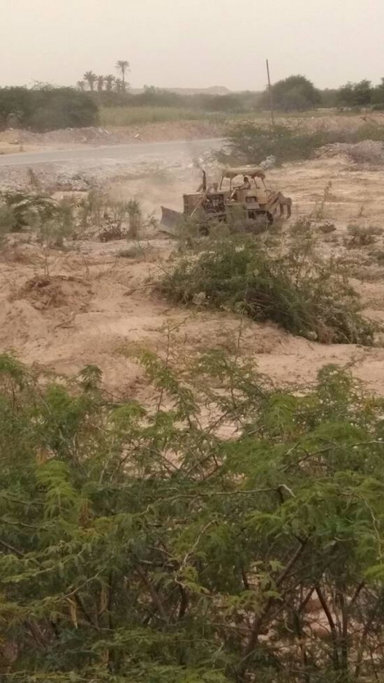 لجنة طوارئ إعصار ماكونو بالمهرة  تقوم بإزالة المخلفات وفتح مجاري السيول في المناطق الساحلية 