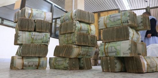 الحوثيون يداهمون محلات الصرافة بصنعاء ويصادرون الملايين من العملة الجديدة