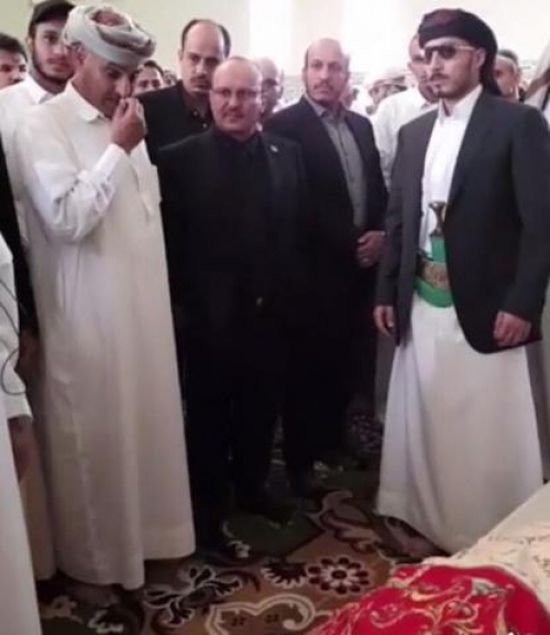 شاهد بالصور لحظات مؤثرة وحزينة .. يحيى صالح يودع ابنه ” كنعان” الوداع الأخير