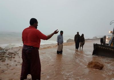 وسط الأمطار والفيضانات.. محافظ سقطرى ووزير الثروة السمكية يتفقدان أضرار إعصار موكانو "صور"