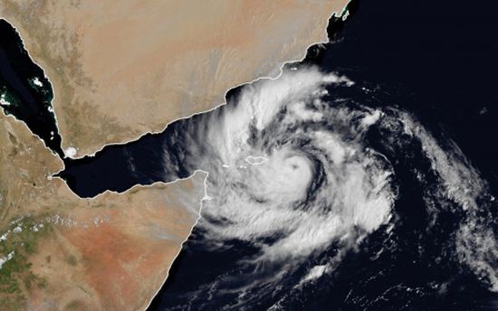 المركز الإماراتي للأرصاد:  الإعصار «مكونو» يتحول إلى «الفئة الثانية» اليوم وتأثيره ينحسر الأحد