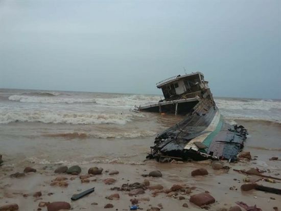 العثور على ناجين من حادث جنوح سفينة في سقطرى جراء الإعصار
