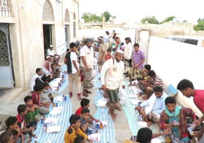 فرق الهلال الأحمر الإماراتي تواصل مشروع إفطار الصائم في حضرموت وتعز