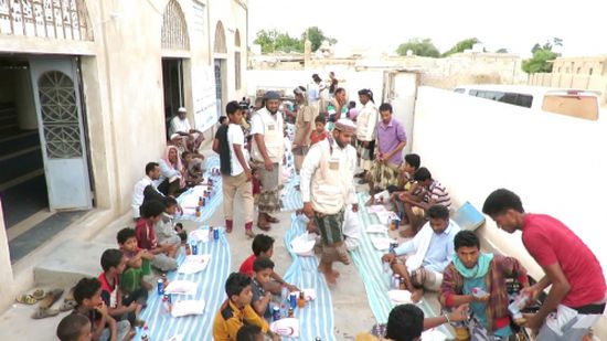فرق الهلال الأحمر الإماراتي تواصل مشروع إفطار الصائم في حضرموت وتعز
