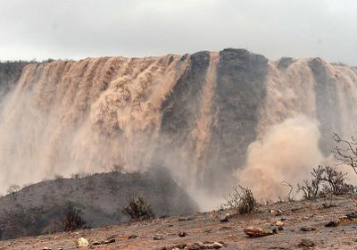 إعصار مكونو.. ووادي الدربات بعمان يتحول إلى شلالات من الطين