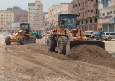 بن شملان يؤكد استمرار جهود مكتب أشغال بساحل حضرموت في تنظيف مجاري السيول وتصريف مياه الأمطار