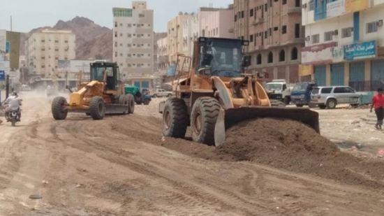 بن شملان يؤكد استمرار جهود مكتب أشغال بساحل حضرموت في تنظيف مجاري السيول وتصريف مياه الأمطار