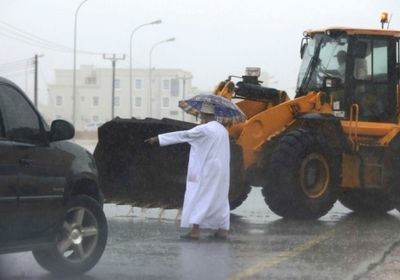 عُمان تعلن عطلة مصرفية 3 أيام في منطقة ظفار إثر إعصار "ميكونو"