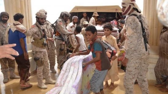 صور.. جنود سعوديون يرسمون البسمة على وجوه أطفال اليمن