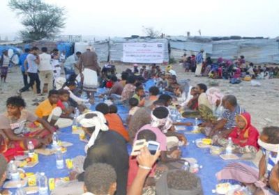 الهلال الإماراتي يقيم إفطار جماعي للنازحين والأشد فقراً في الضالع