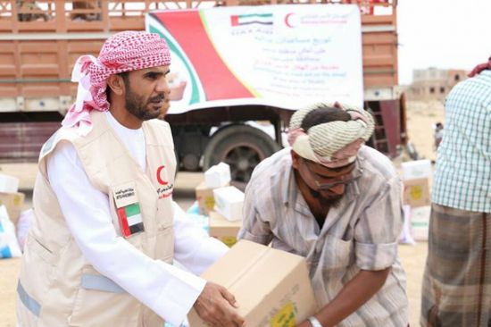 الهلال الأحمر الإماراتي يوزع مساعدات غذائية على مئات الاسر بمنطقة شحير بحضرموت