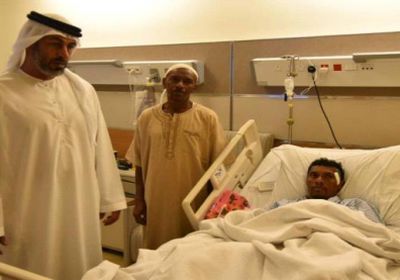 مروحية اماراتية تخلي مرضى سقطرى عقب اعصار ماكونو 