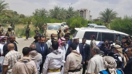السفير السعودي محمد آل جابر يصل مأرب ويعقد اجتماعاً بمسؤولين في المحافظة