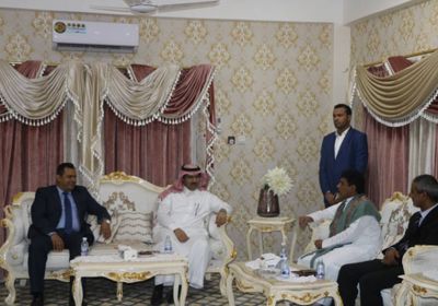 السفير السعودي يصل المهرة ويناقش مع المحافظ احتياجات المحافظة من الخدمات