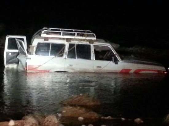 وفاة مواطن وابنه وانقاذ زوجته وطفلته جراء جرف السيول لسيارته بمديرية رضوم شبوة