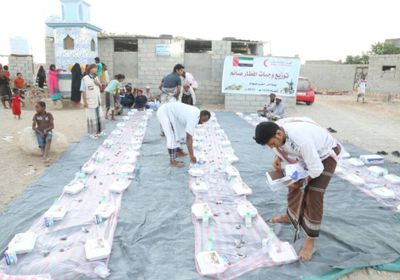الهلال الأحمر الإماراتي يواصل توزيع وجبات الإفطار على الاحياء الفقيرة بالمكلا