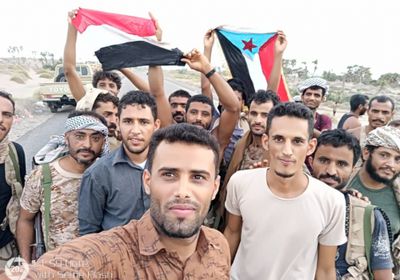 أبناء الحديدة يبادلون القوات الجنوبية الوفاء بالوفاء ويحتفلون بالنصر برفع علم اليمن والعلم الجنوبي