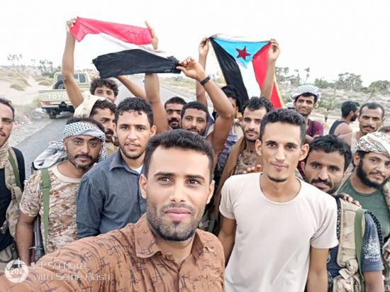 أبناء الحديدة يبادلون القوات الجنوبية الوفاء بالوفاء ويحتفلون بالنصر برفع علم اليمن والعلم الجنوبي
