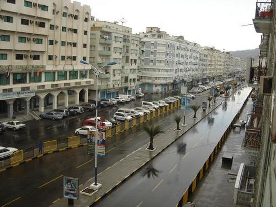 تساقط زخات من المطر على اجزاء واسعة من العاصمة عدن