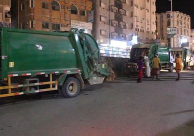 صندوق النظافة بمدينة المكلا ينفذ حملة رفع المخلفات في الحارات والشوارع الفرعية للمدينة