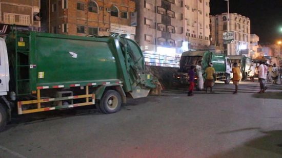 صندوق النظافة بمدينة المكلا ينفذ حملة رفع المخلفات في الحارات والشوارع الفرعية للمدينة