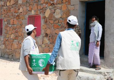 مركز الملك سلمان يوزع مساعدات ايوائية للمتضررين في أرياف حديبو بسقطرى