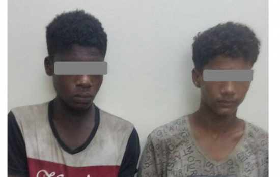 عدن : شرطة مدينة&nbsp;الشعب تلقي القبض على سارقي بطاريات سيارات ودراجات نارية