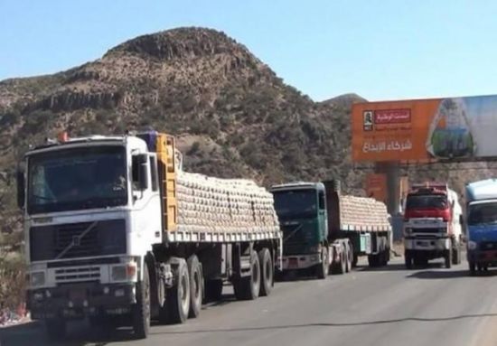 الحوثيون يحتجزون عشرات الشاحنات التجارية في بوابة صنعاء الجنوبية
