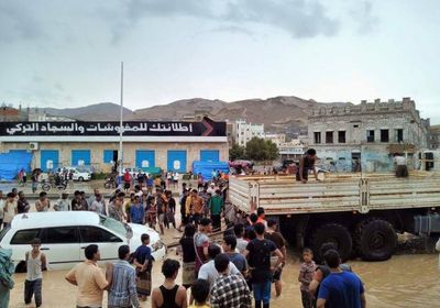المكلا: جنود من النخبة الحضرمية يبدأون بالانتشار لانقاذ العالقين وانتشال السيارات التي جرفتها السيول