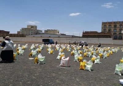  أكاديميو جامعة صنعاء يزاحمون المحتاجين للحصول على مساعدات إنسانية