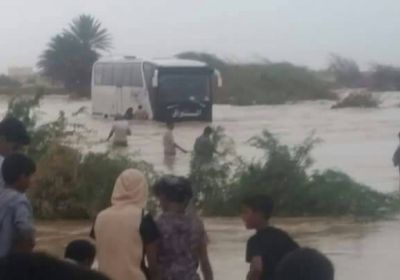 وفاة شخصين في غرق حافلة نقل بأحد مجاري السيول بالمهرة 