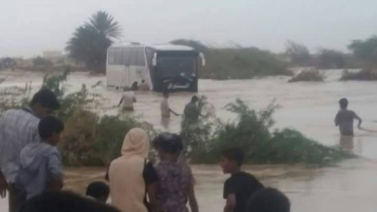 وفاة شخصين في غرق حافلة نقل بأحد مجاري السيول بالمهرة 