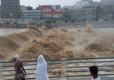 محافظ حضرموت يوجه بالاستنفار لمساعدة المواطنين ومعالجة أضرار الأمطار والسيول