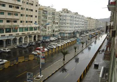 يحدث الآن .. هطول أمطار متوسطة على العاصمة عدن 