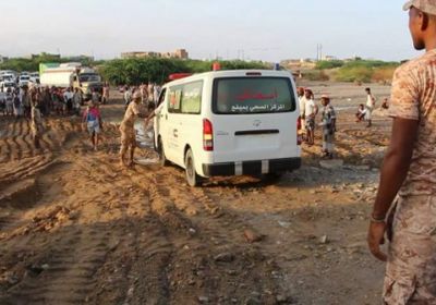 المكلا: قوات النخبة الحضرمية تشارك المواطنين رفع مخلفات السيول  