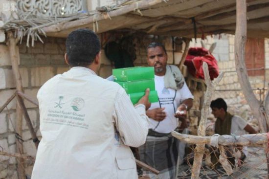 مركز الملك سلمان للإغاثة يواصل لليوم 21 توزيع وجبات إفطار الصائم في محافظة شبوة