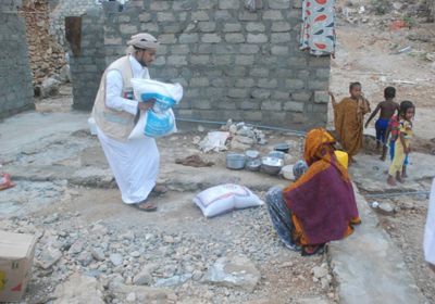 الهلال الأحمر الإماراتي يواصل توزيع المساعدات الغذائية على سكان المهره ويستكمل إغاثة المنكوبين بحوف 