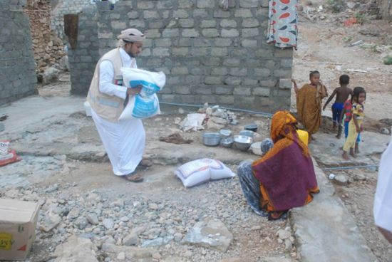 الهلال الأحمر الإماراتي يواصل توزيع المساعدات الغذائية على سكان المهره ويستكمل إغاثة المنكوبين بحوف 