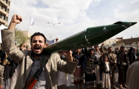 خبراء: الصواريخ الحوثية محاولة يائسة لاستعادة التوازن العسكري على الأرض