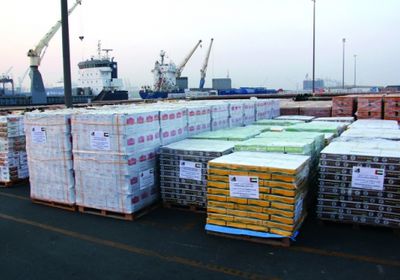 وصول سفينة مساعدات إمارتية تحمل آلاف السلل الغذائية والمواد الإيوائية  إلى جزيرة سقطرى