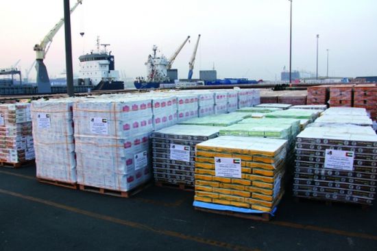 وصول سفينة مساعدات إمارتية تحمل آلاف السلل الغذائية والمواد الإيوائية  إلى جزيرة سقطرى